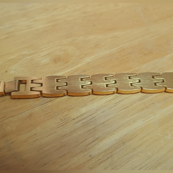 Citizen Petite Gold tone case with Mother Of Pearl Dial 2 Gold  Hand Movement - Picture 2 of 16